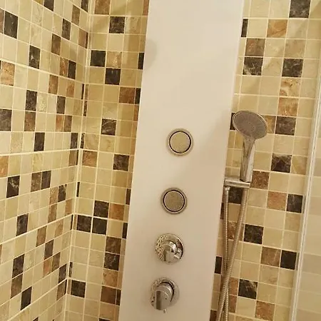 Simon House Cristianos בקתה